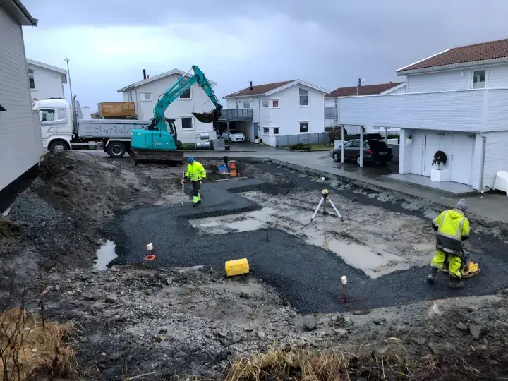 Medarbeidere i arbeid på byggeplass