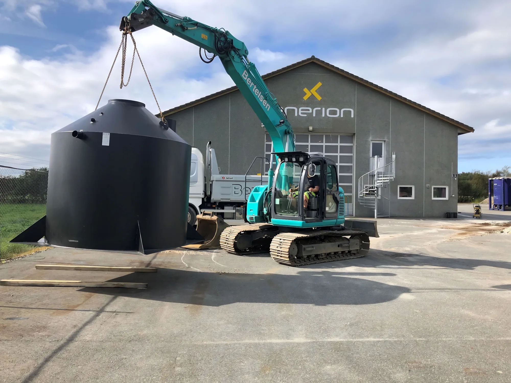 Montering av tank med gravemaskin