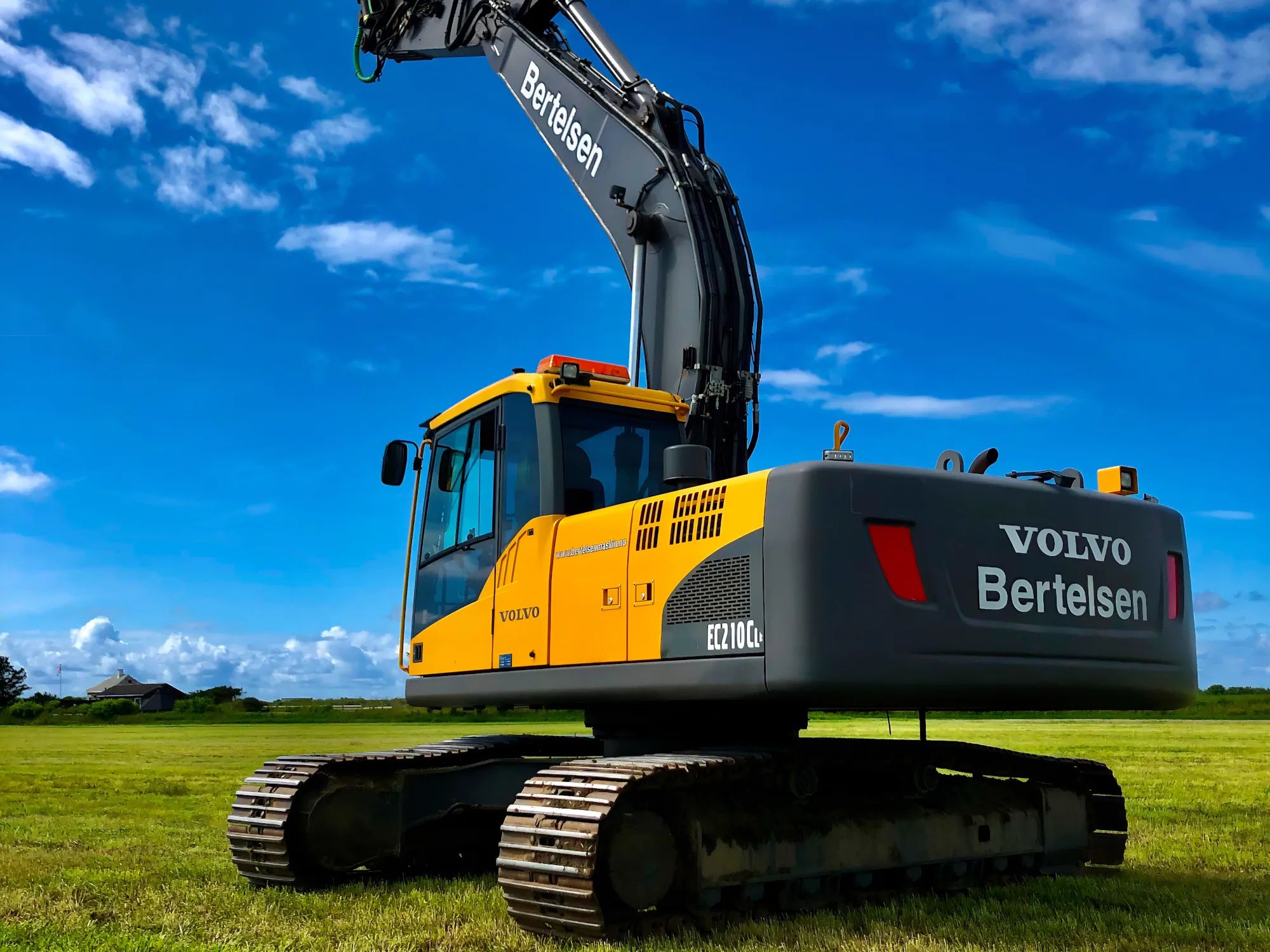 Volvo gravemaskin med Bertelsen-logo